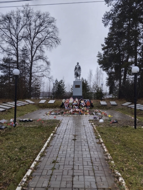 Памятник «Братское захоронение советских воинов, погибших в 1941-1944 гг.» (мемориал павшим воинам)